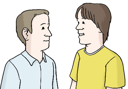 Zwei Personen lächeln und schauen sich an. Die Person links trägt ein graues Hemd und die Person rechts ein gelbes T-Shirt.